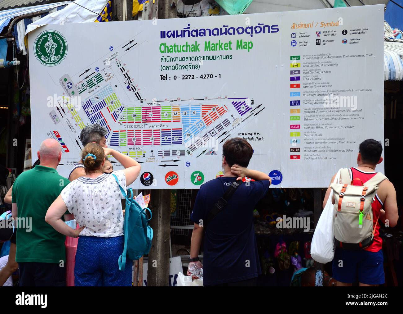 La gente studia una grande mappa su un cartello all'ingresso principale del mercato del fine settimana di Chatuchak, Bangkok, Thailandia, Asia. Il mercato è il più grande mercato in Thailandia, quindi ci vuole sforzo per esplorarlo e trovare le merci che la gente può desiderare di acquistare. Foto Stock