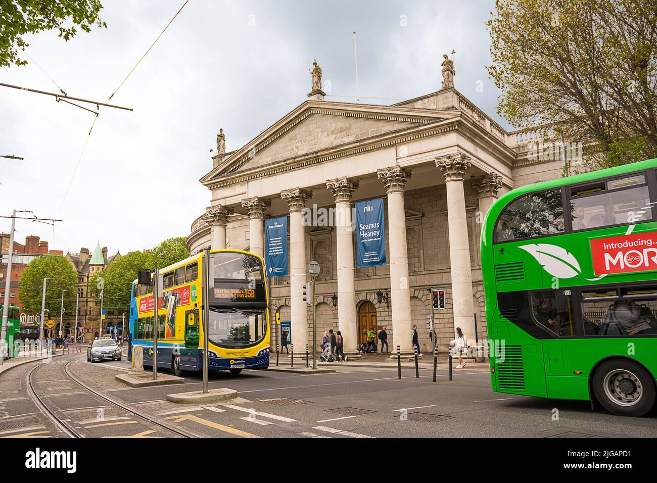 Dublino, Irlanda - 22 maggio 2022: Dettaglio dell'edificio del Parlamento con autobus che passano vicino, nel centro di Dublino Foto Stock