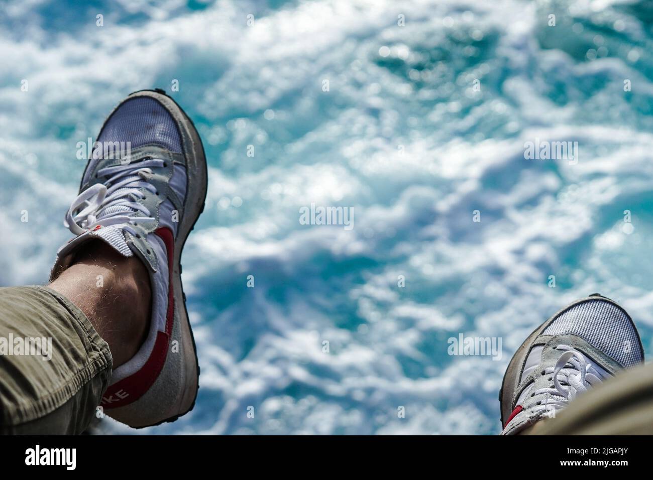 Le scarpe con uno sfondo blu sfocato Foto Stock