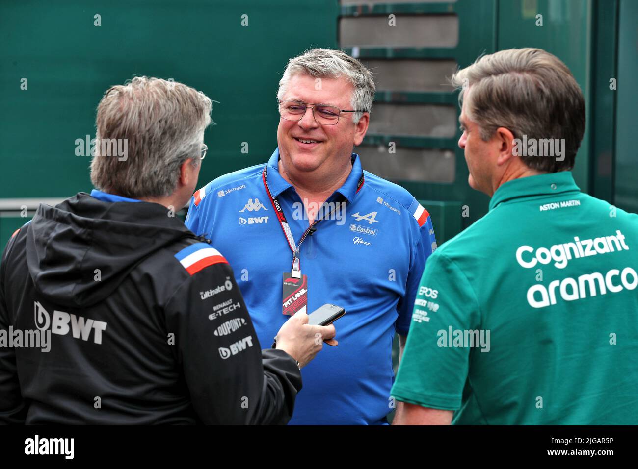 Spielberg, Austria. 9th luglio 2022. (Da L a R): Pat Fry (GBR) responsabile tecnico del Team Alpine F1 con Otmar Szafnauer (USA) Alpine F1 Team, Team Principal e Andy Stevenson (GBR) Aston Martin F1 Team Manager. Gran Premio d'Austria, sabato 9th luglio 2022. Spielberg, Austria. Credit: James Moy/Alamy Live News Foto Stock