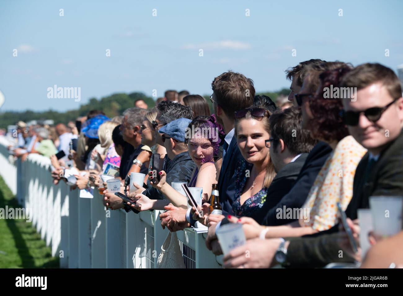 Ascot, Berkshire, Regno Unito. 8th luglio 2022. I Racegoers si divertono a correre oggi alle gare di Ascot. Credit: Maureen McLean/Alamy Live News Foto Stock