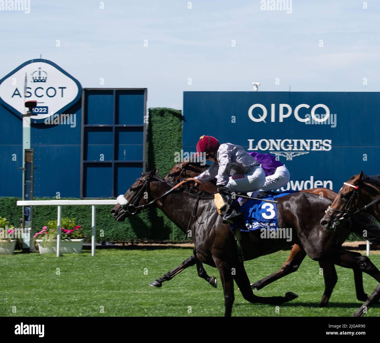 Ascot, Berkshire, Regno Unito. 8th luglio 2022. Horse al Marmar (numero 3) cavalcato da jockey Hollie Doyle (sete grigie) vince la Close Brothers Property Finance handicap Stakes. Proprietario al Shaqab Racing, allenatore Andrew Balding, Kingclere. Breeder Diomed Bloodstock Ltd. Sponsor Haras De Bouquetot. Credit: Maureen McLean/Alamy Live News Foto Stock