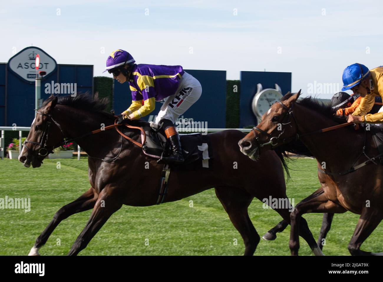 Ascot, Berkshire, Regno Unito. 8th luglio 2022. Horse Fantasy Believer guidato da jockey Saffie Osborne vince la proprietà Raceday obiettivi £ 3m Aprentice handicap Stakes alle gare Ascot. Il proprietario Chris e David Stam. Istruttore ed Walker, Lambourn superiore. Allevatore Rathasker Stud Sponsor ABM Catering Facilities Management, Tote. Credit: Maureen McLean/Alamy Live News Foto Stock