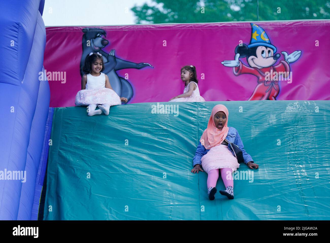 La gente gode di un funfair al parco di Small Heath a Birmingham, per le celebrazioni di Eid al-Adha, una delle più grandi vacanze del calendario islamico. Data foto: Sabato 9 luglio 2022. Foto Stock