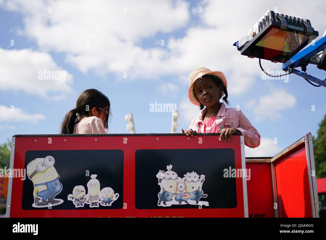 La gente gode di un funfair al parco di Small Heath a Birmingham, per le celebrazioni di Eid al-Adha, una delle più grandi vacanze del calendario islamico. Data foto: Sabato 9 luglio 2022. Foto Stock