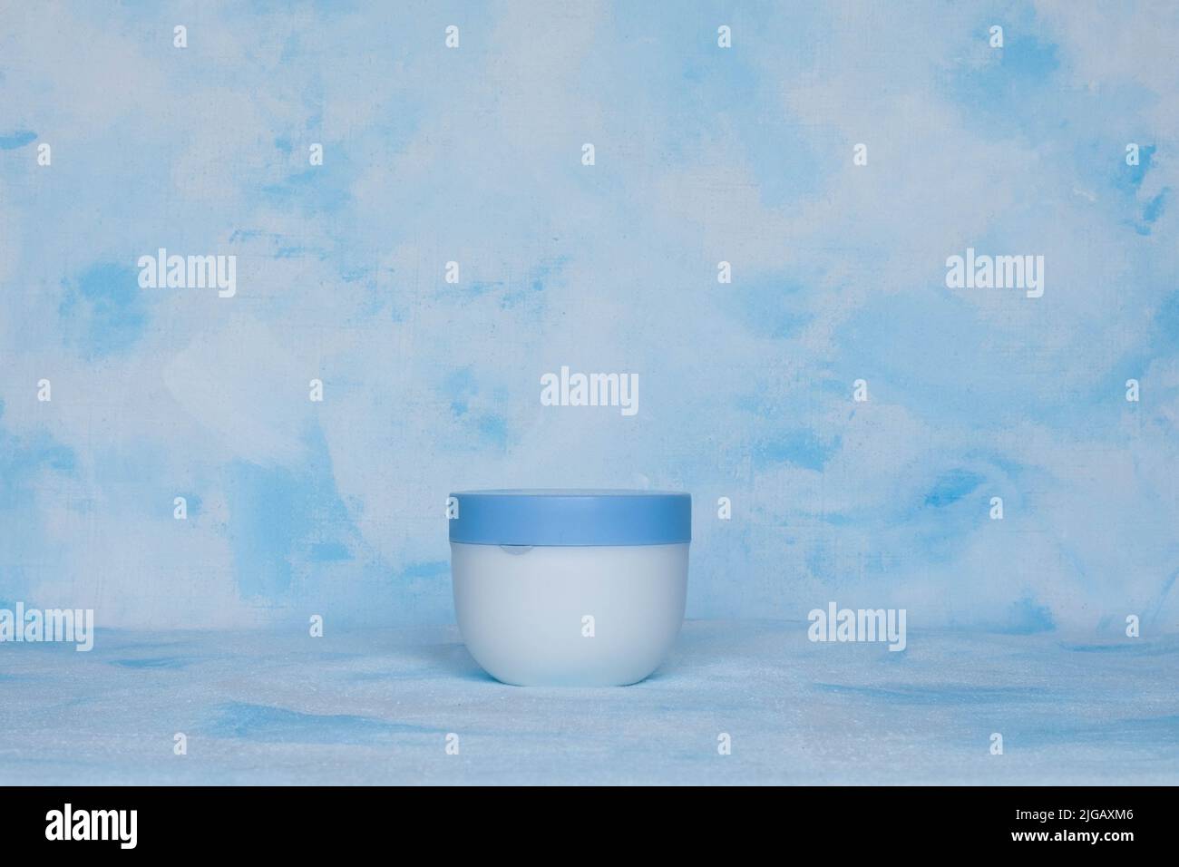 Bianco puro, plastica, contenitore. Confezione, dima per bottiglie per cosmetici, crema, maschera per capelli, per prodotti medicali e di bellezza. Foto Stock