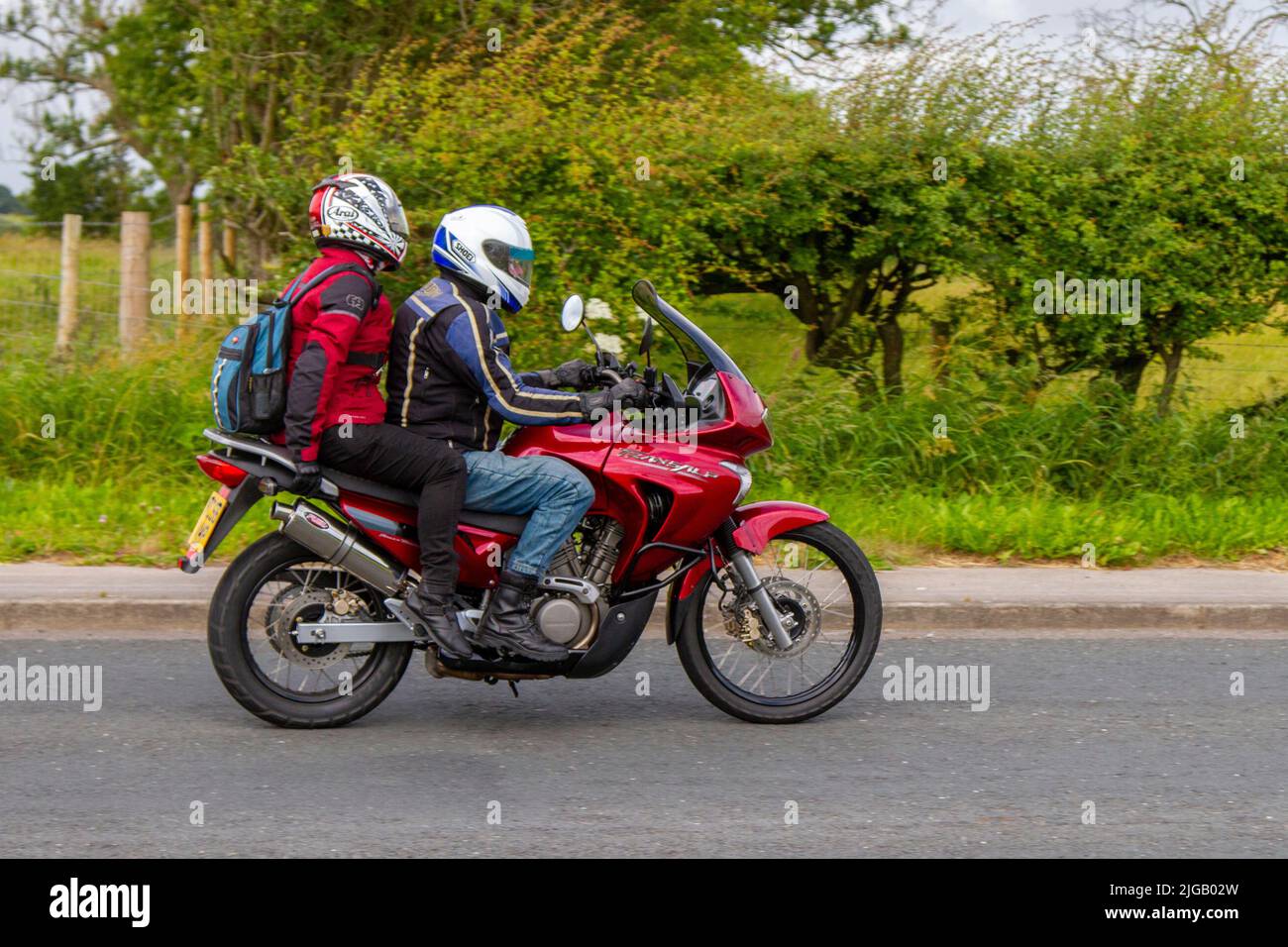 Red Honda XL700VA Transalp bici. Honda Transalp è la serie XL700V di motociclette dual-sport fabbricate in Giappone; lungo il tragitto per Hoghton Tower per la Supercar Summer Showtime Car Meet che è organizzata da Great British Motor Show a Preston, Regno Unito Foto Stock