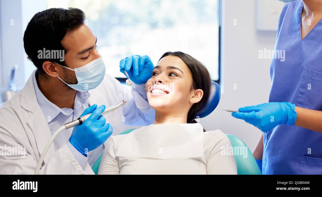 Non vedo l'ora di vedere il vostro lavoro, una giovane donna che ha eseguito una procedura dentale su di lei. Foto Stock