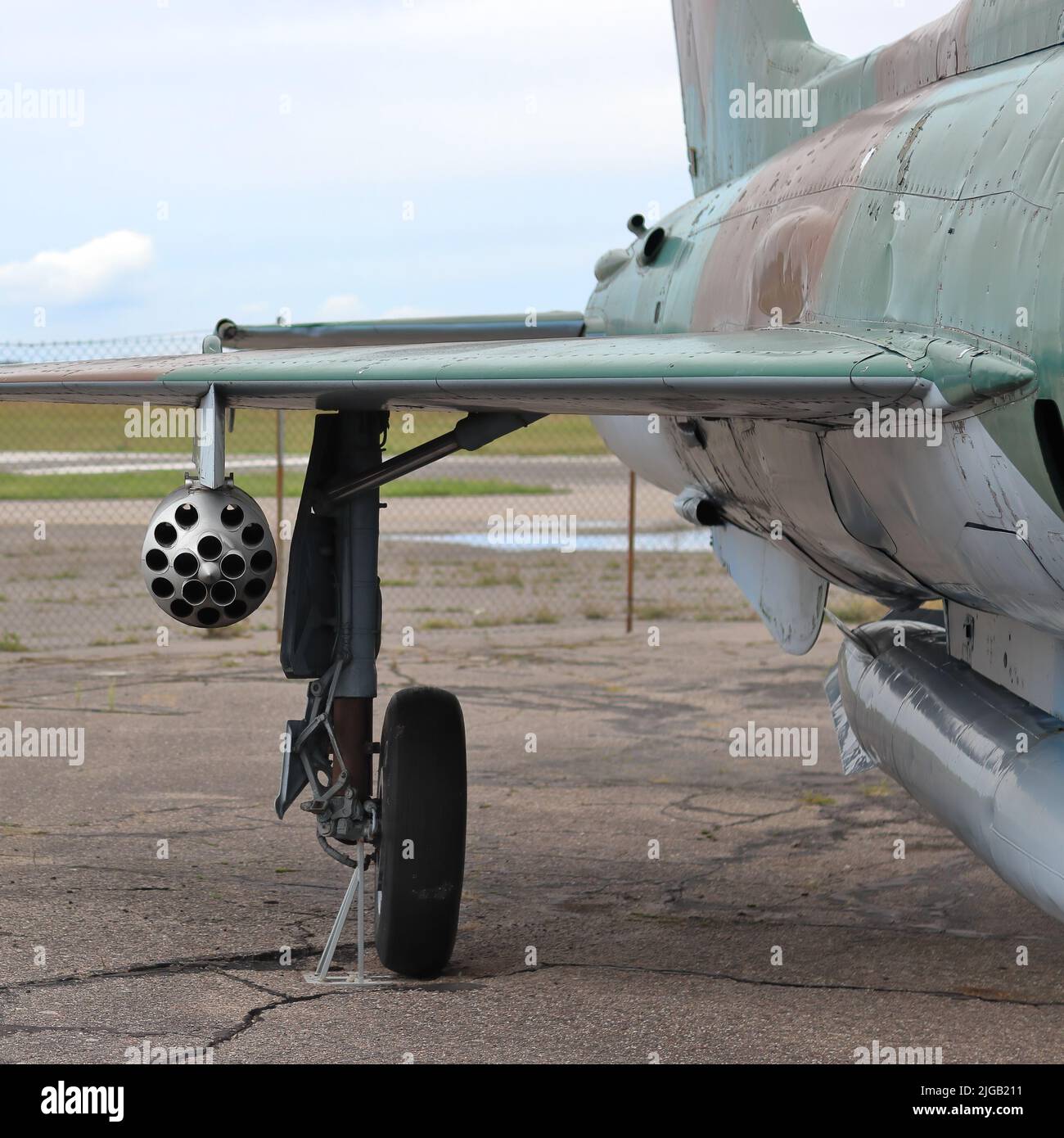 KAUNAS / LITUANIA - 10 agosto 2019: Frammento di Mikoyan-Gurevich Mig-21 velivolo da caccia a reazione supersonico pescato con lanciarazzi sotto l'ala Foto Stock