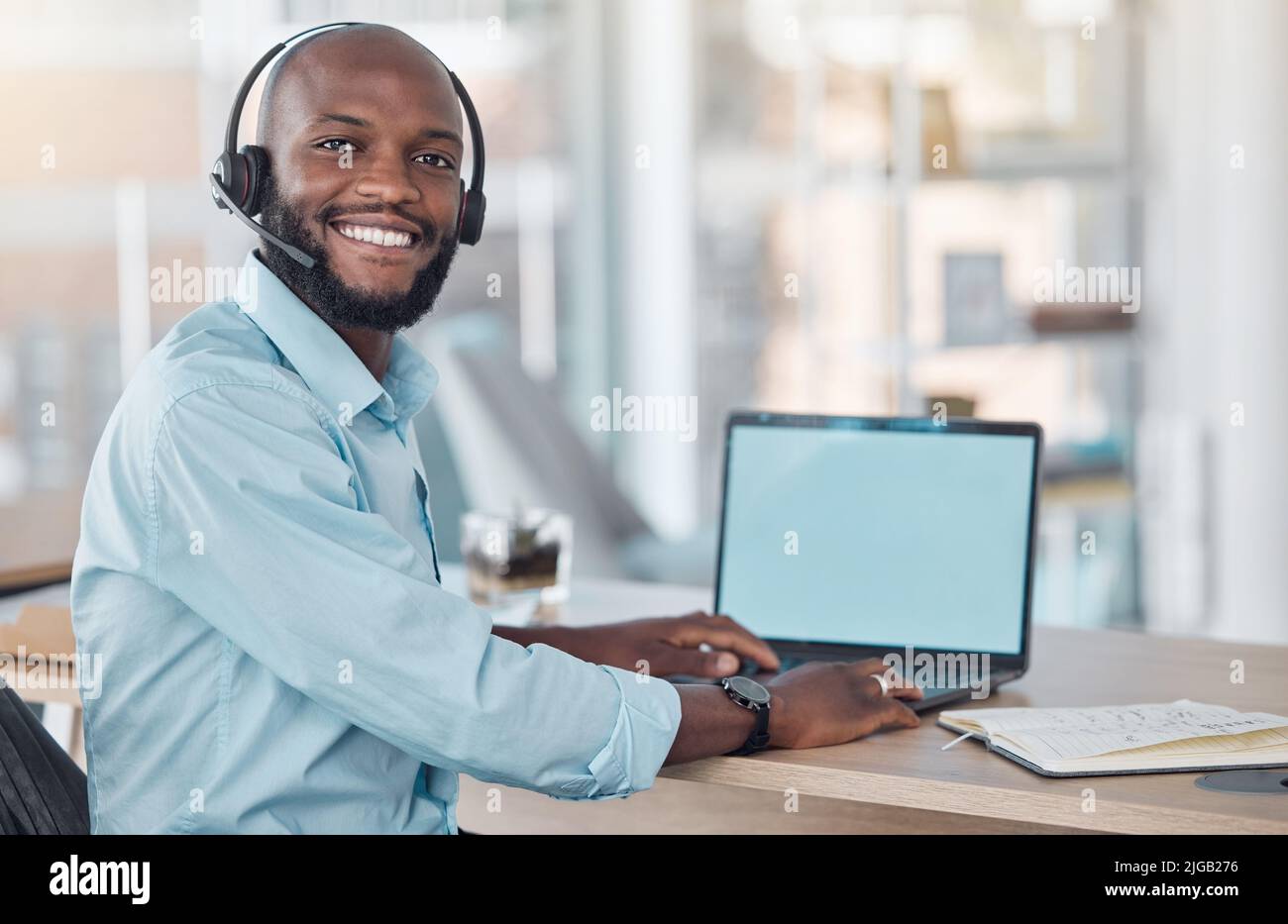 Aiutare gli altri a raggiungere i loro obiettivi. Un giovane lavoratore del call center maschile. Foto Stock