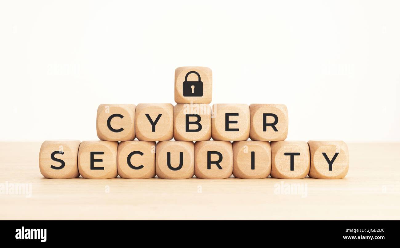 Concetto di protezione informatica dei dati. Icona del testo e del lucchetto su blocchi di legno Foto Stock