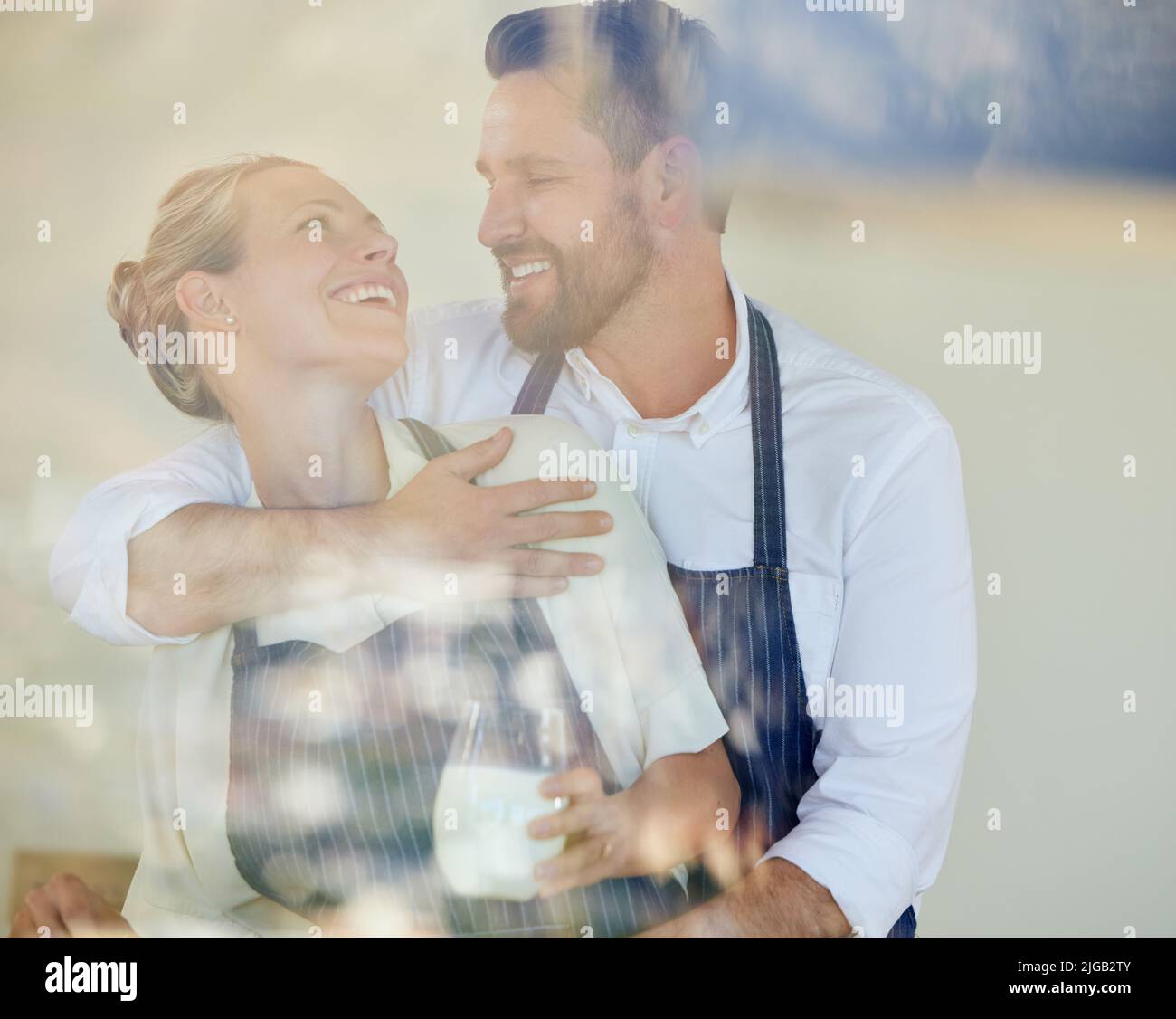 Youre il mio ingrediente numero uno ad una vita felice. Una coppia giovane che cucinano insieme nel paese. Foto Stock