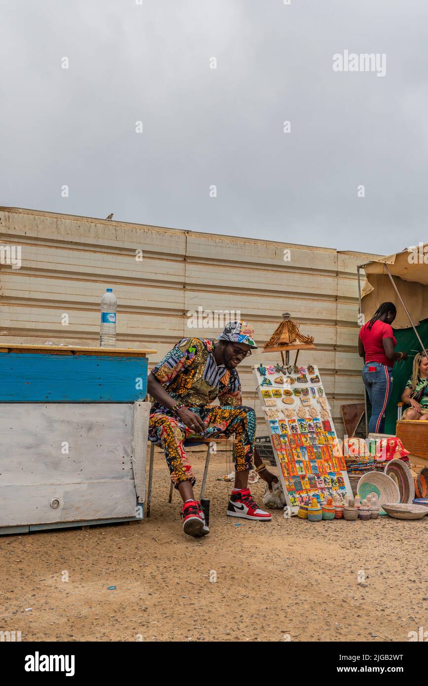 SANTA MARIA, CAPO VERDE, - GIUGNO 20,2022: Street view con un uomo che vende souvenir a Santa Maria, Isola di SAL, Capo Verde Foto Stock