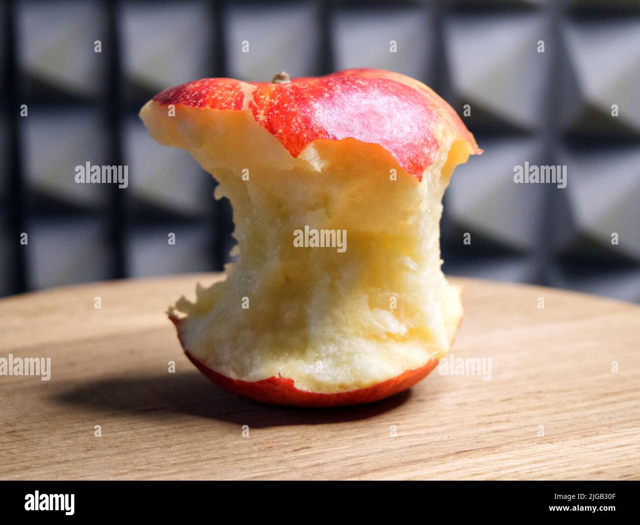 Un morso di mela rossa, primo piano. Core Apple. Foto Stock