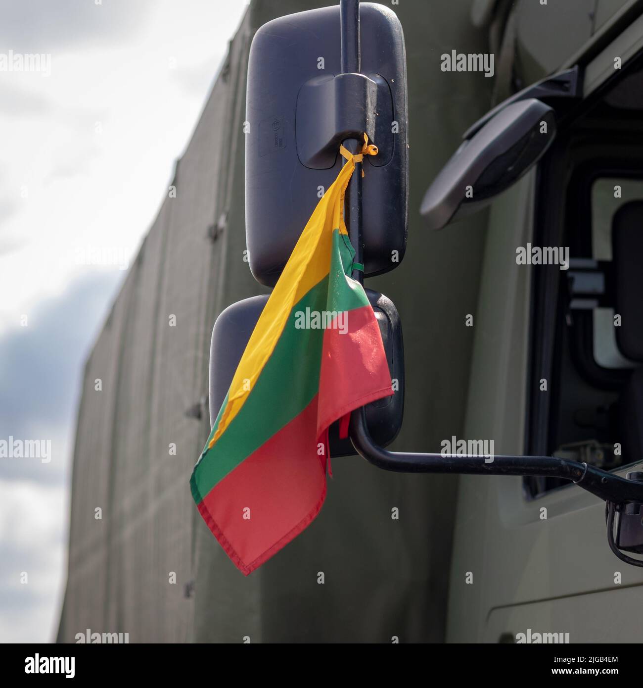 Bandiera lituana legata ad uno specchio di un camion militare Foto Stock