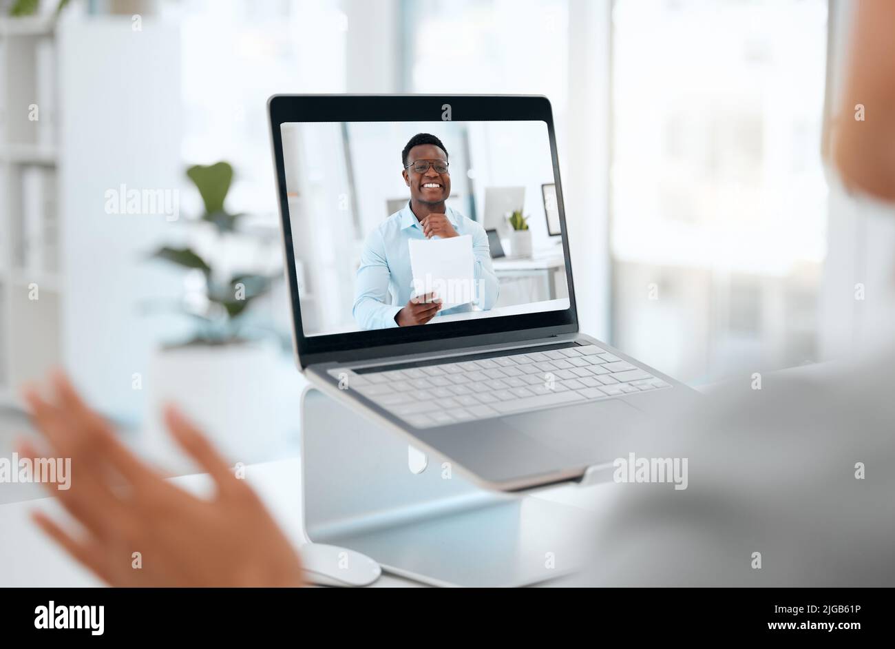 Il suo bene per Ci vediamo. un gruppo di uomini d'affari in un incontro virtuale insieme al lavoro. Foto Stock