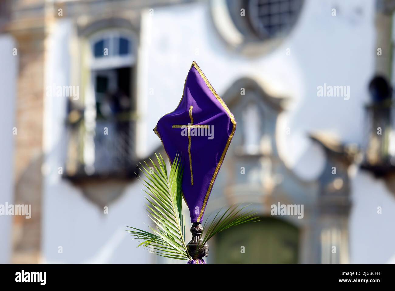 Settimana Santa. Croce coperta di tessuto viola durante la processione. Celebrazione cattolica tradizionale Domenica delle Palme. Fede cristiana. Simbolo religioso. Foto Stock