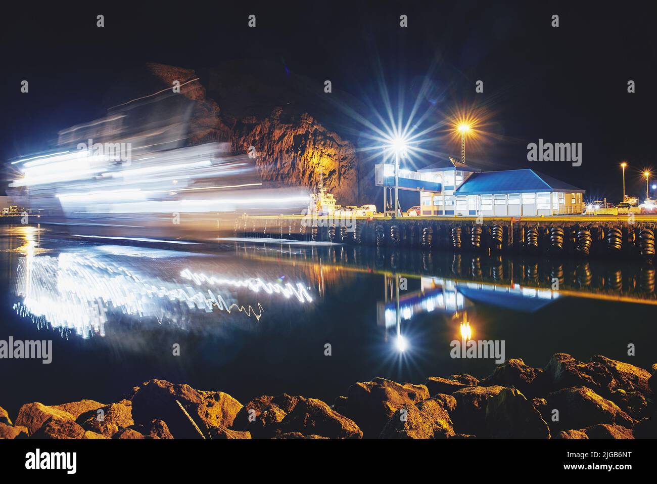 Porto di Vestmannaeyjar (Isole Westman) di notte in Islanda. Foto Stock