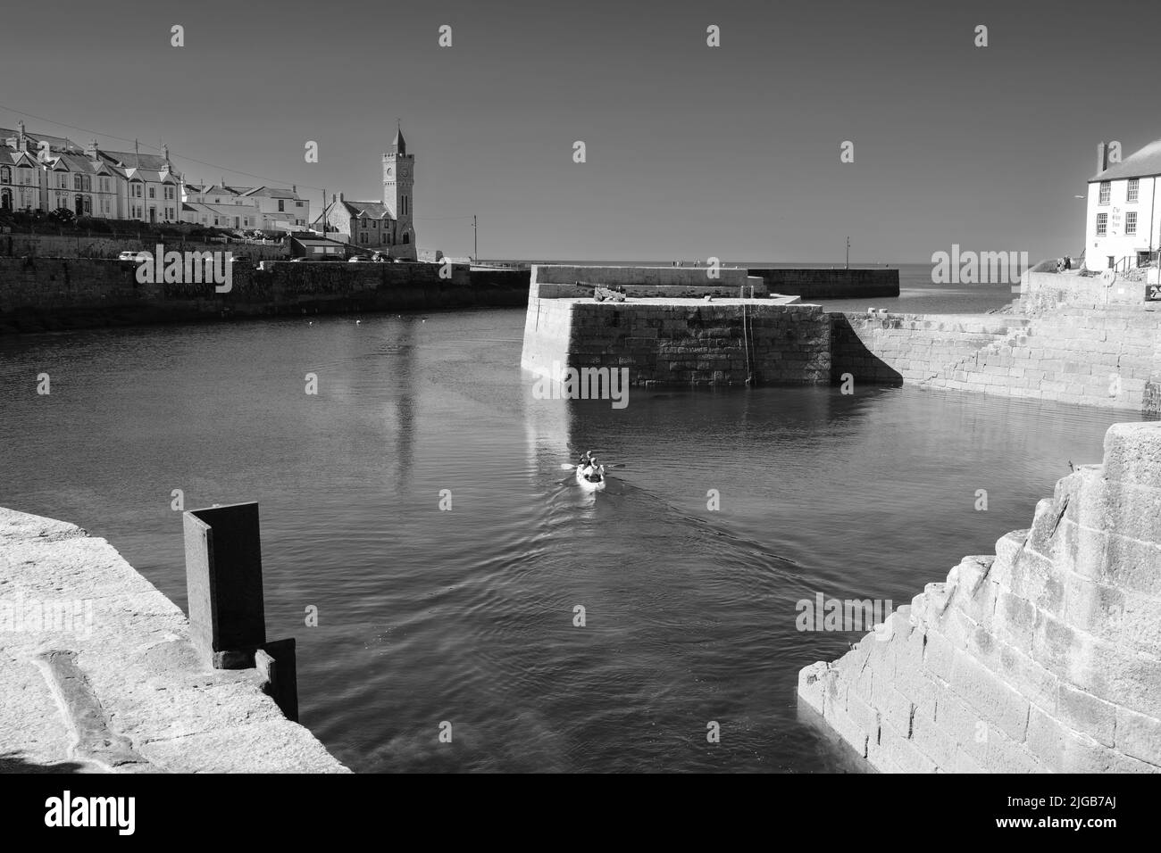 Kayak che lascia il porto di Porthleven, Cornovaglia Foto Stock