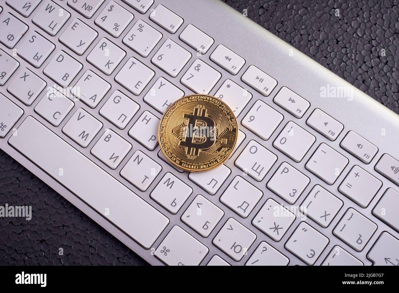 monete d'oro bitcoin su tastiera bianca Foto Stock