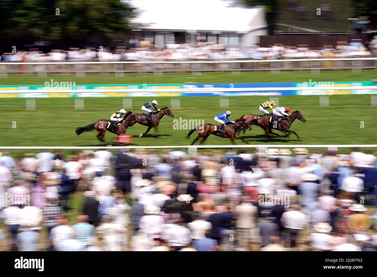 Miss Carol Ann cavalcato dal jockey Jack Mitchell (a destra) sulla loro strada per vincere il Bedford Lodge Hotel & Spa Fillies' handicap prima di Silken petali e ben Curtis (giallo / nero sete) il Darley luglio Cup Day of the Moet e Chandon luglio Festival a Newmarket racecourse, Suffolk. Data foto: Sabato 9 luglio 2022. Foto Stock