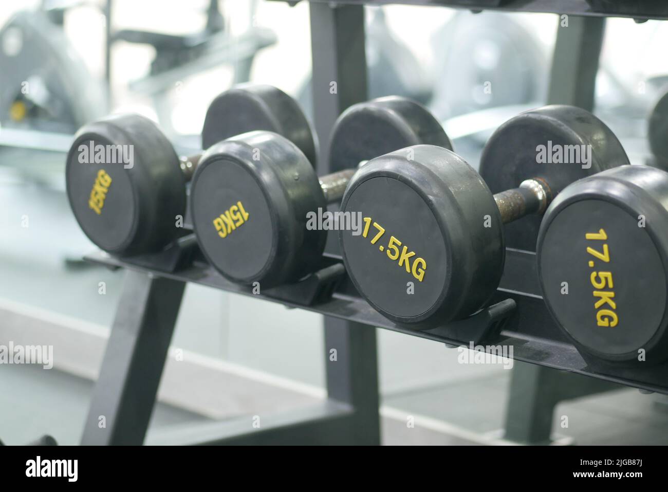 Le righe dei pesi nella palestra Foto Stock