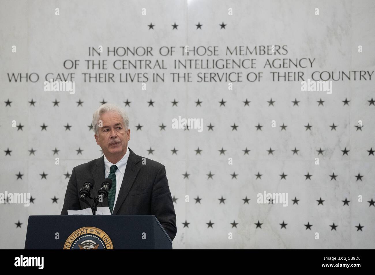 Il direttore dell'Agenzia di intelligenza centrale William J. Burns introduce il presidente degli Stati Uniti Joe Biden a fare osservazioni alla sede centrale della CIA a Langley, Virginia, commemorando il lavoro dell'Agenzia, 75 anni dalla sua fondazione; 8 luglio 2022. Credit: Chris Kleponis/Pool via CNP /MediaPunch Foto Stock