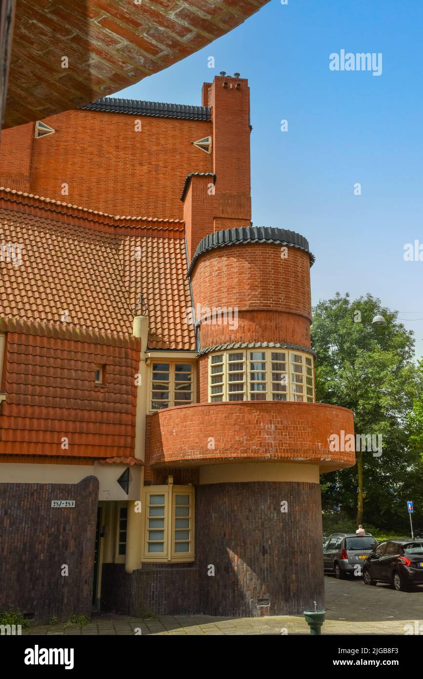 Amsterdam, Paesi Bassi. Giugno 2022. Vista del caratteristico edificio residenziale in mattoni nello stile della Scuola di Amsterdam a Spaarndammerbuurt, Amster Foto Stock