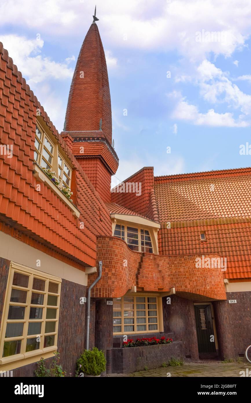 Amsterdam, Paesi Bassi. Giugno 2022. Vista del caratteristico edificio residenziale in mattoni nello stile della Scuola di Amsterdam a Spaarndammerbuurt, Amster Foto Stock
