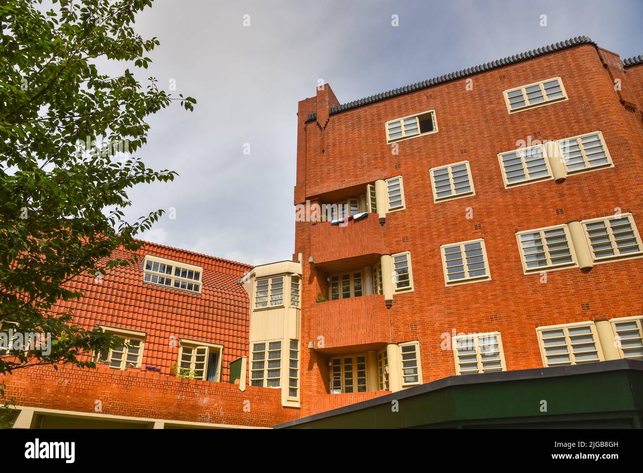 Amsterdam, Paesi Bassi. Giugno 2022. Vista del caratteristico edificio residenziale in mattoni nello stile della Scuola di Amsterdam a Spaarndammerbuurt, Amster Foto Stock