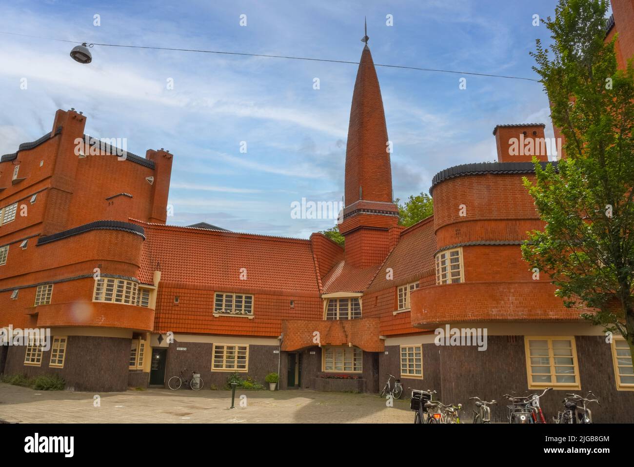 Amsterdam, Paesi Bassi. Giugno 2022. Vista del caratteristico edificio residenziale in mattoni nello stile della Scuola di Amsterdam a Spaarndammerbuurt, Amster Foto Stock