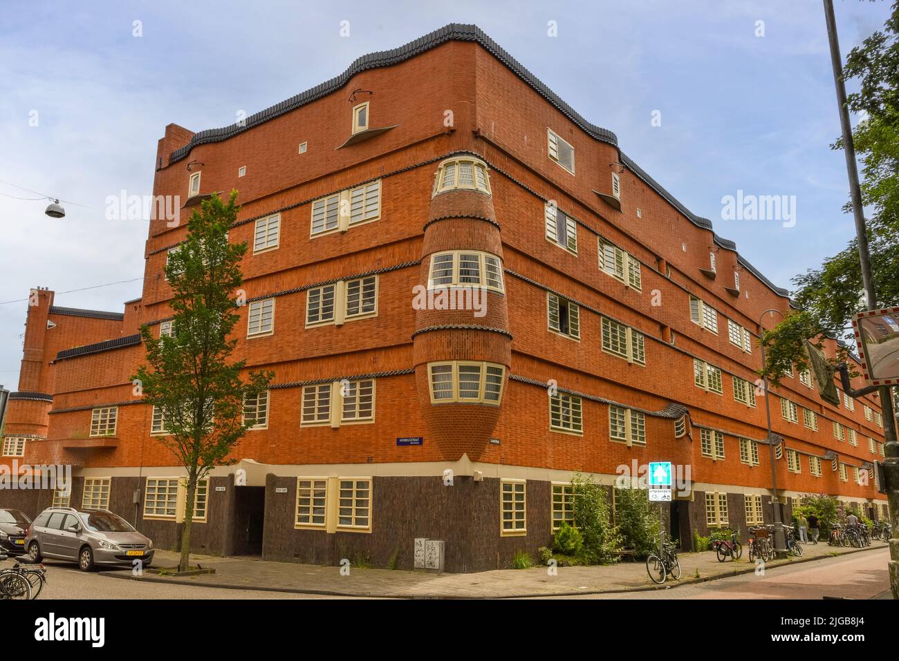 Amsterdam, Paesi Bassi. Giugno 2022. Vista del caratteristico edificio residenziale in mattoni nello stile della Scuola di Amsterdam a Spaarndammerbuurt, Amster Foto Stock