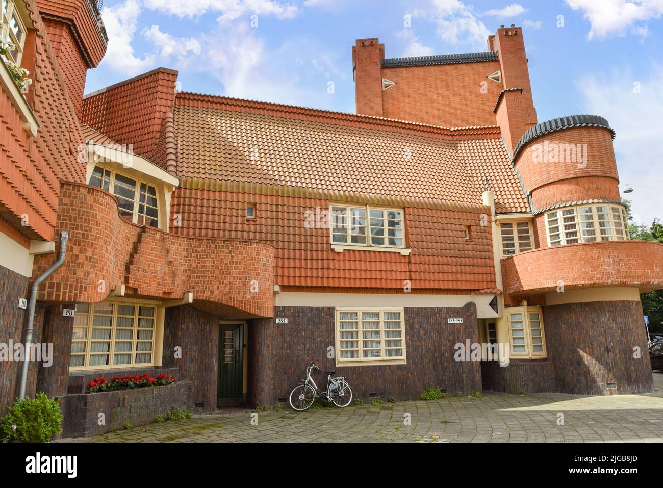 Amsterdam, Paesi Bassi. Giugno 2022. Vista del caratteristico edificio residenziale in mattoni nello stile della Scuola di Amsterdam a Spaarndammerbuurt, Amster Foto Stock