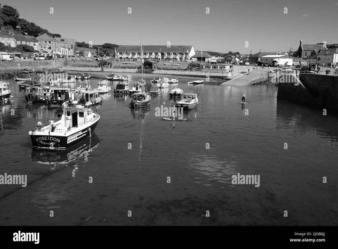 Pedalò nel porto di Porthleven, Cornovaglia Foto Stock