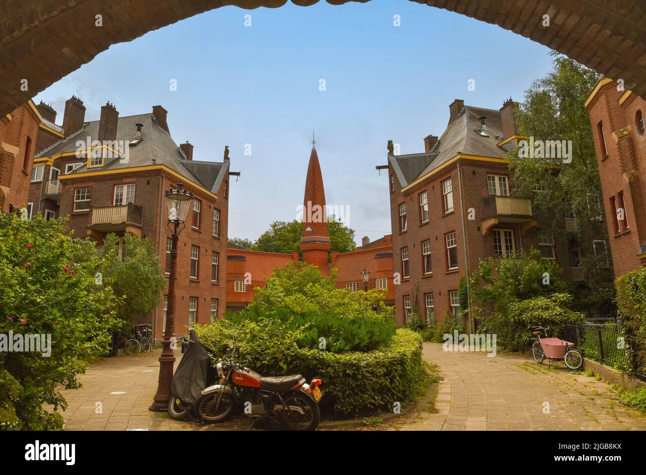 Amsterdam, Paesi Bassi. Giugno 2022. Vista del caratteristico edificio residenziale in mattoni nello stile della Scuola di Amsterdam a Spaarndammerbuurt, Amster Foto Stock