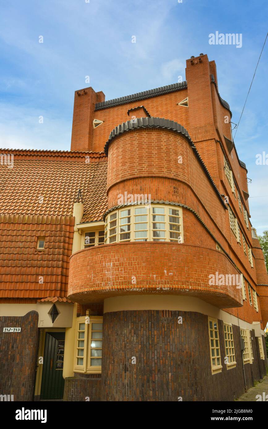 Amsterdam, Paesi Bassi. Giugno 2022. Vista del caratteristico edificio residenziale in mattoni nello stile della Scuola di Amsterdam a Spaarndammerbuurt, Amster Foto Stock