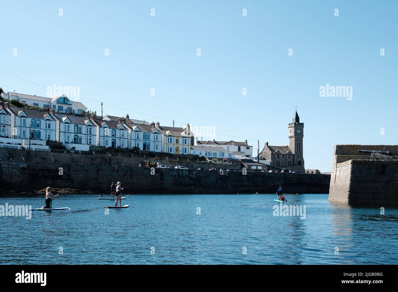 Pedalò nel porto di Porthleven, Cornovaglia Foto Stock