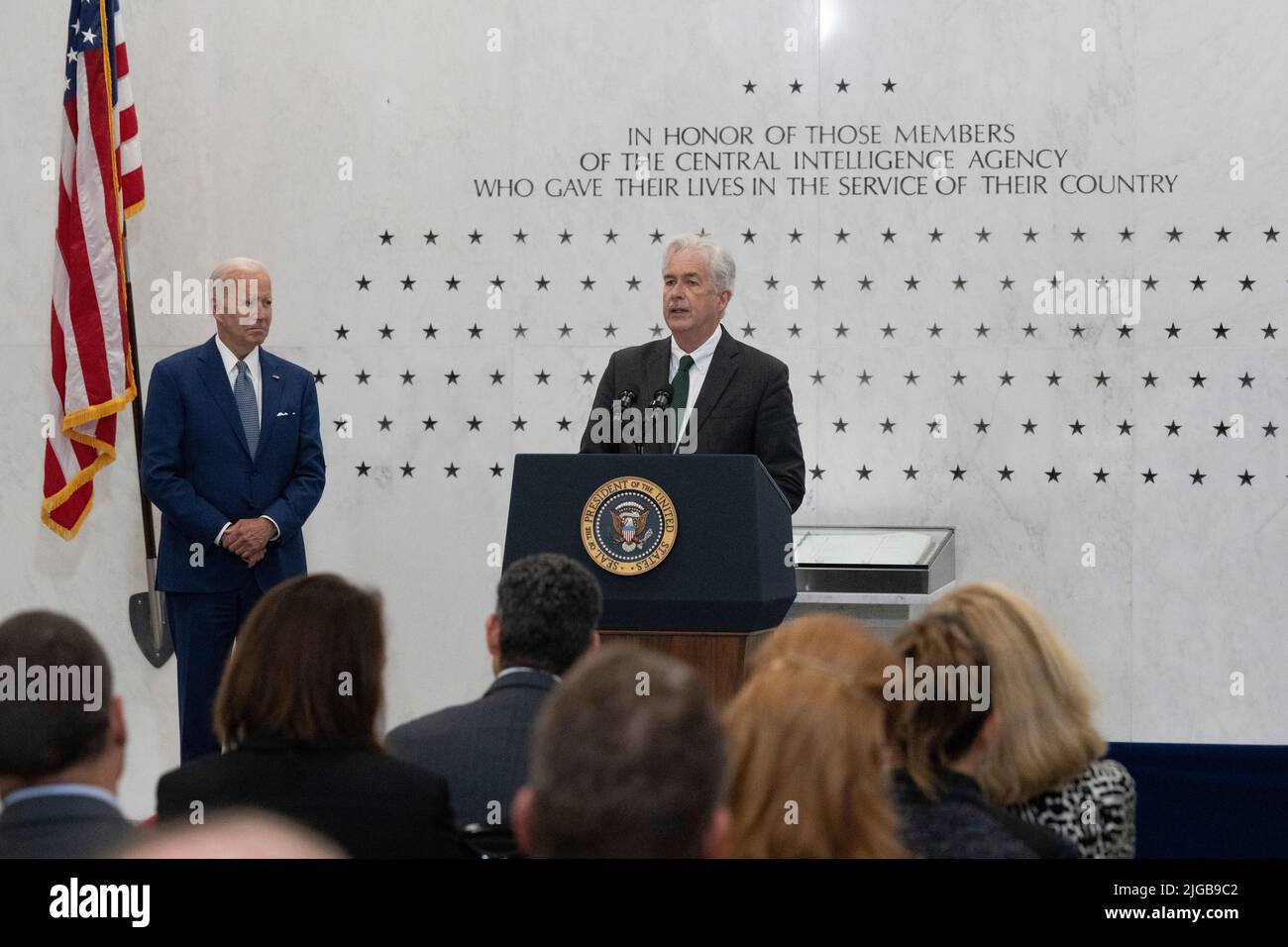 Il direttore dell'Agenzia di intelligenza centrale William J. Burns introduce il presidente degli Stati Uniti Joe Biden a fare osservazioni alla sede centrale della CIA a Langley, Virginia, commemorando il lavoro dell'Agenzia, 75 anni dalla sua fondazione; 8 luglio 2022. Credit: Chris Kleponis/Pool via CNP /MediaPunch Foto Stock