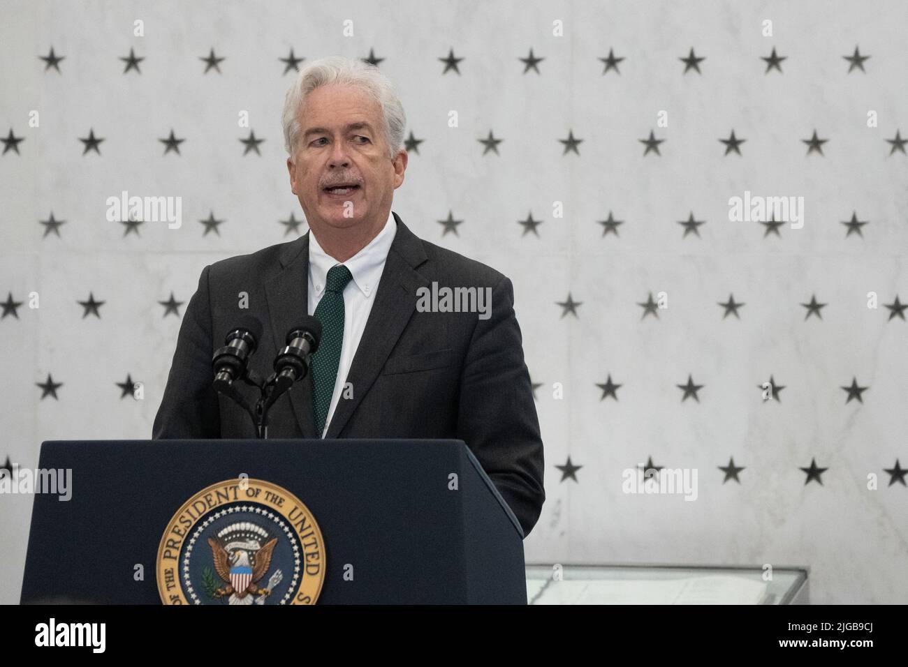 Il direttore dell'Agenzia di intelligenza centrale William J. Burns introduce il presidente degli Stati Uniti Joe Biden a fare osservazioni alla sede centrale della CIA a Langley, Virginia, commemorando il lavoro dell'Agenzia, 75 anni dalla sua fondazione; 8 luglio 2022. Credit: Chris Kleponis/Pool via CNP /MediaPunch Foto Stock