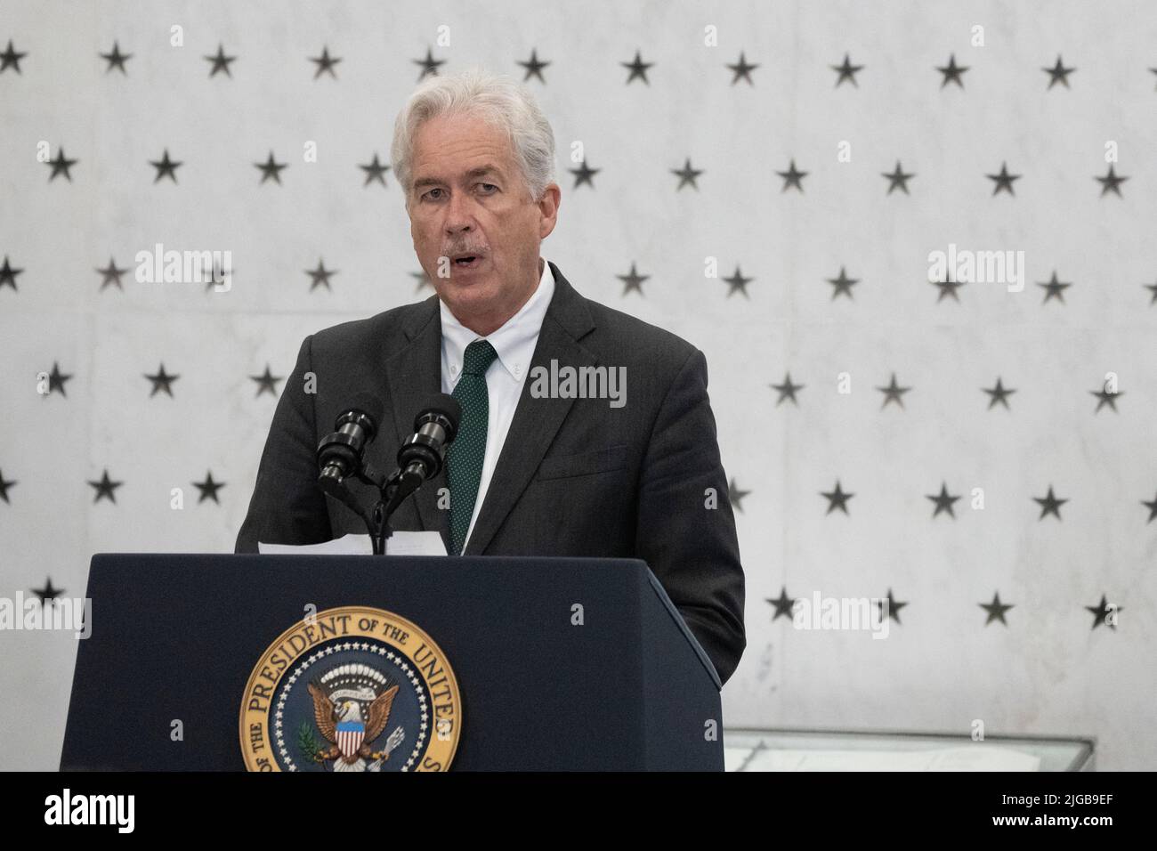 Il direttore dell'Agenzia di intelligenza centrale William J. Burns introduce il presidente degli Stati Uniti Joe Biden a fare osservazioni alla sede centrale della CIA a Langley, Virginia, commemorando il lavoro dell'Agenzia, 75 anni dalla sua fondazione; 8 luglio 2022. Credit: Chris Kleponis/Pool via CNP /MediaPunch Foto Stock