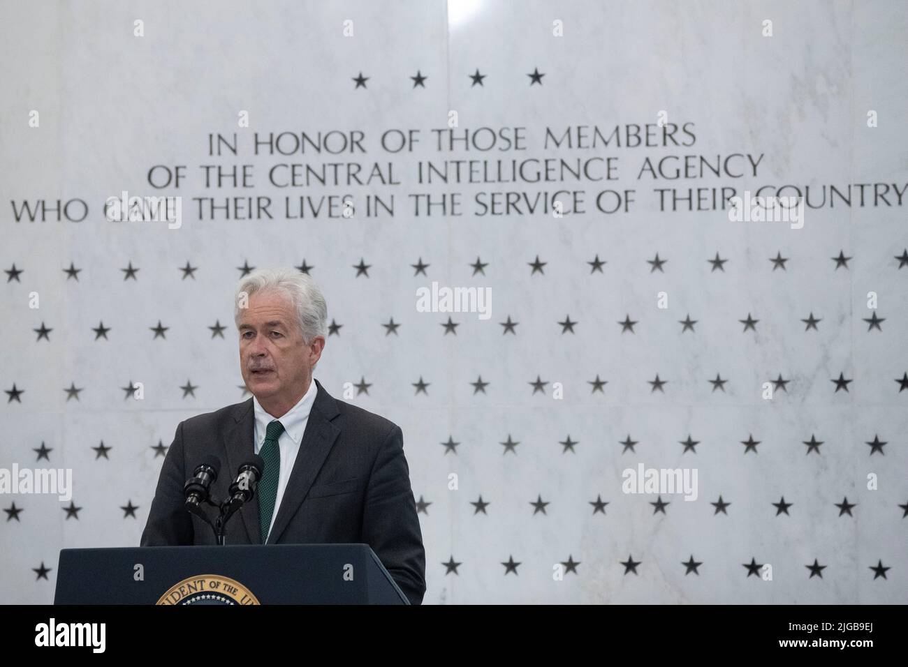 Il direttore dell'Agenzia di intelligenza centrale William J. Burns introduce il presidente degli Stati Uniti Joe Biden a fare osservazioni alla sede centrale della CIA a Langley, Virginia, commemorando il lavoro dell'Agenzia, 75 anni dalla sua fondazione; 8 luglio 2022. Credit: Chris Kleponis/Pool via CNP /MediaPunch Foto Stock