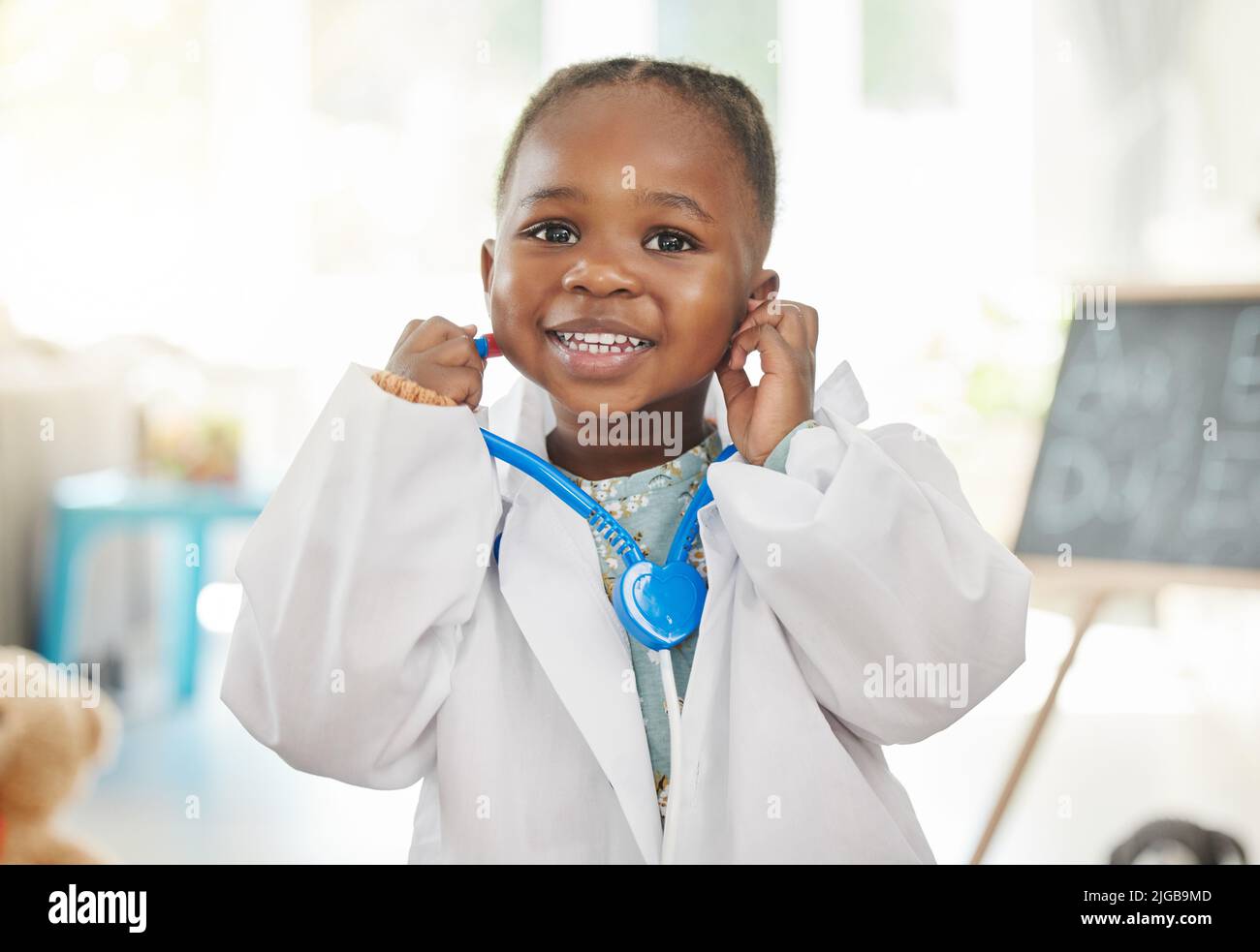 Un giorno i pazienti verranno da me. Una bambina che gioca vestire come medico. Foto Stock
