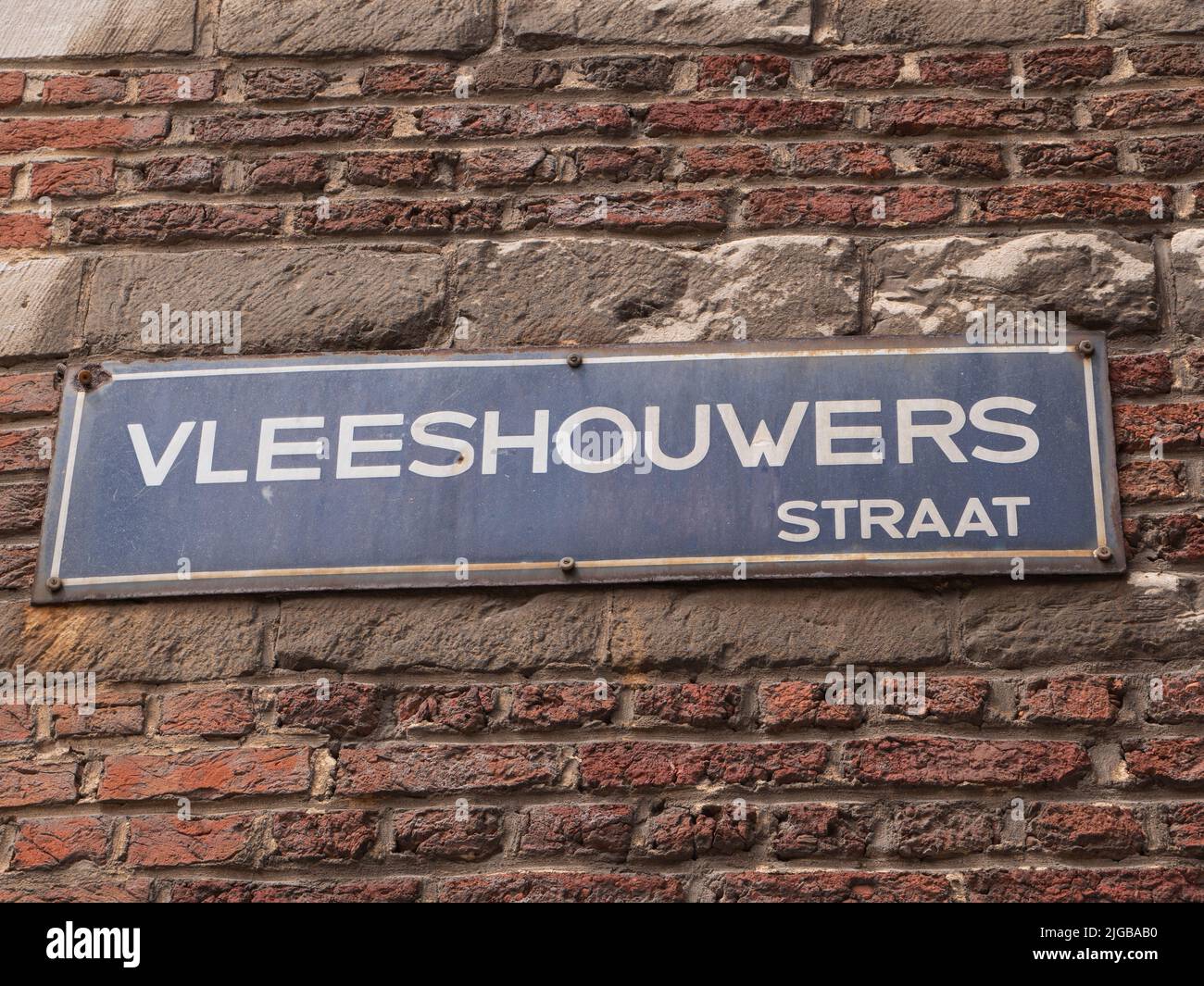 Nome della strada ad Anversa, Belgio, con l'iscrizione Vleeshouwers Straat, che significa la strada dove si trova la casa di carne Foto Stock