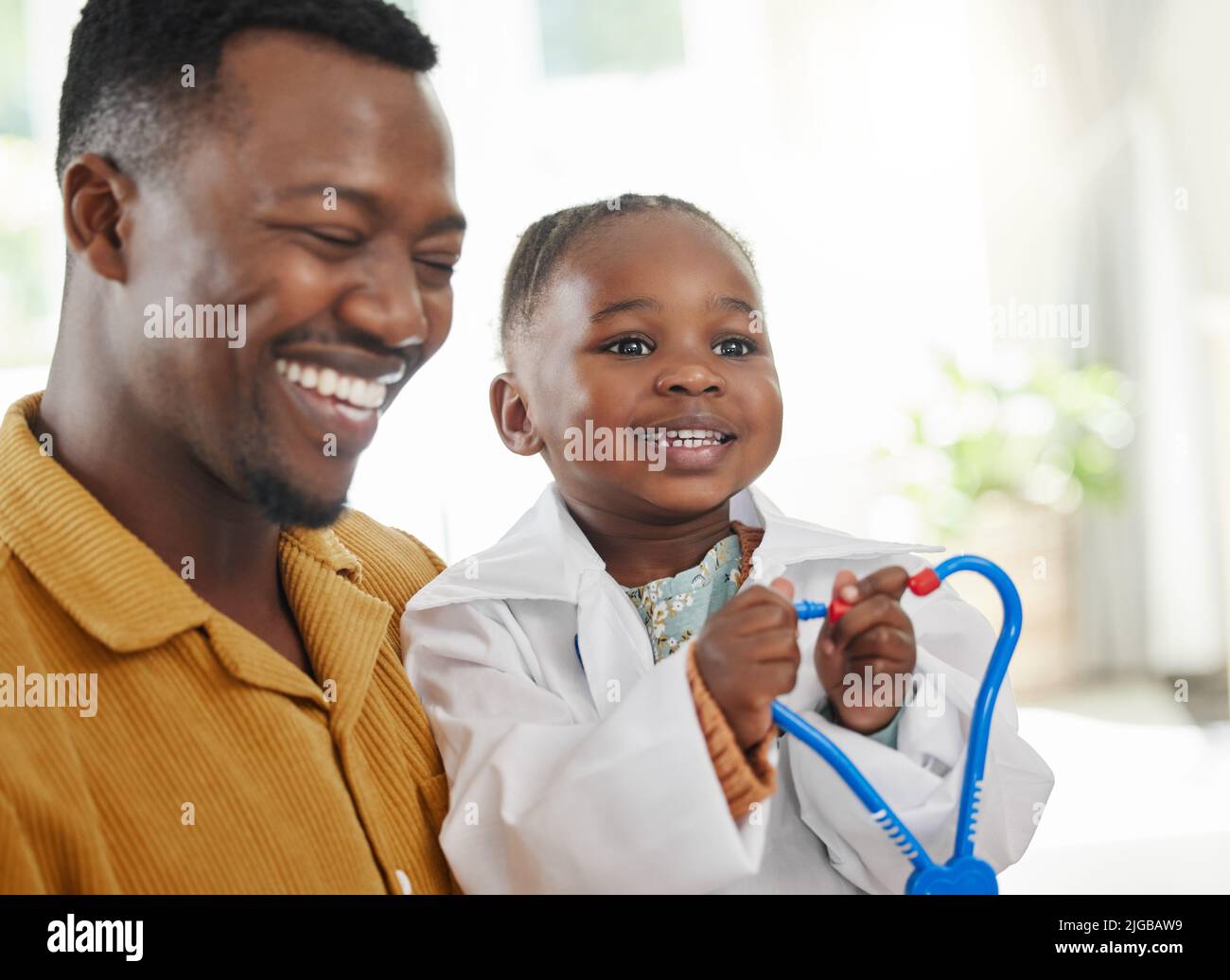 Youll essere un medico brillante. Una bambina che finge di essere un medico mentre gioca con suo padre. Foto Stock