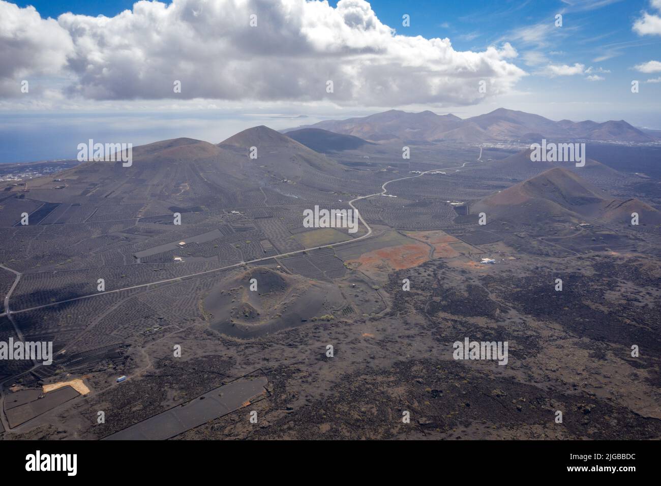 vista aerea sull'isola vulcanica nera di lanzarote con montagne vulcaniche Foto Stock