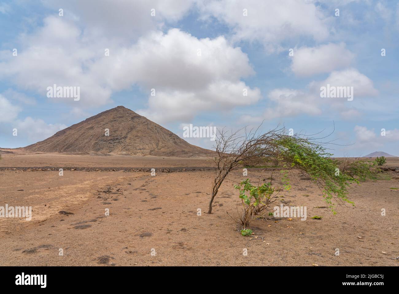 Paesaggi con montagne a SAL Island, Capo Verde, nuvole di sfondo e cielo blu Foto Stock