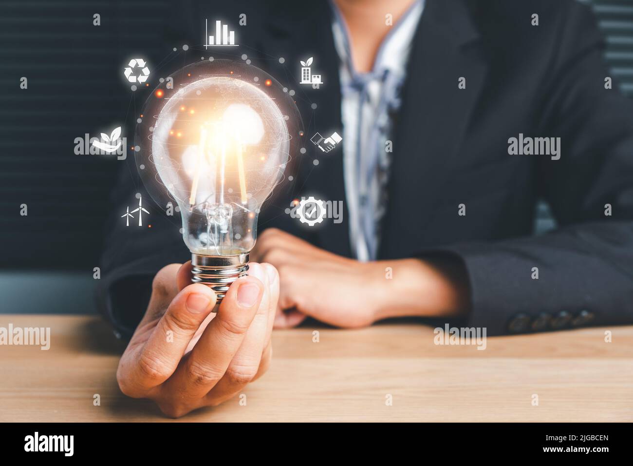 Lampadina da uomo d'affari con icona esg sullo schermo virtuale, concetto di governance ambientale, sociale e aziendale ESG Foto Stock