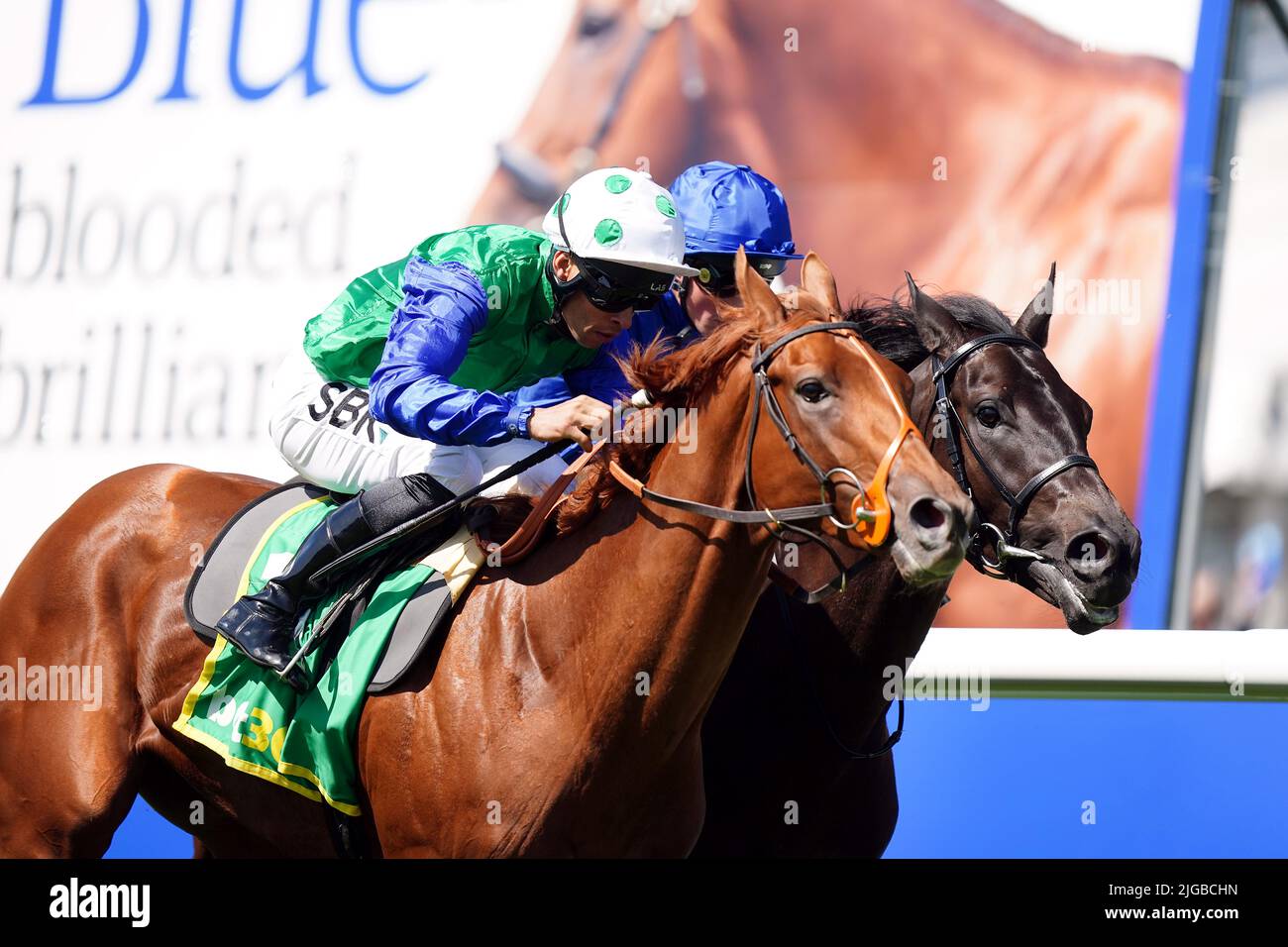 Isaac Shelby guidato da jockey Sean Levey (a sinistra) sulla loro strada per vincere i bet365 superlativi Stakes davanti alla danza della Vittoria e William Buick (a destra) il Darley July Cup Day of the Moet e Chandon July Festival a Newmarket racecourse, Suffolk. Data foto: Sabato 9 luglio 2022. Foto Stock