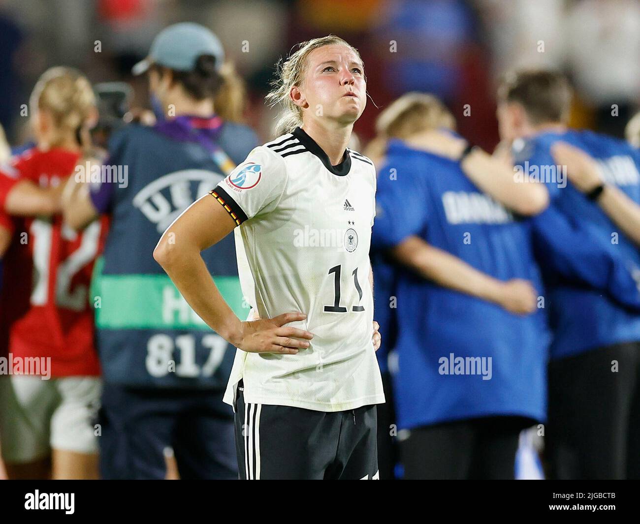 Primo : 08.07.2022 Calcio: EM Euro 2022 donne : donne Germania - Danimarca 4: 0 Alexandra Popp (Germania 11) gesto, dopo la fine del gioco Foto Stock