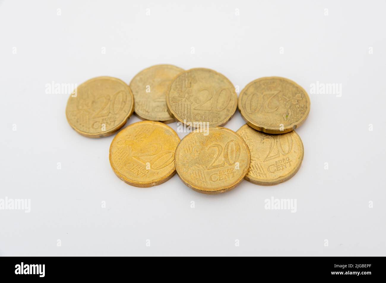 Monete in euro su sfondo bianco Foto Stock